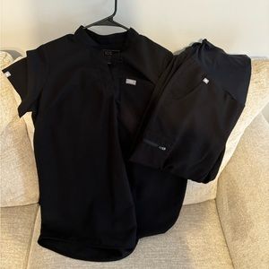 Figs maternity set with jogger style bottoms black size small